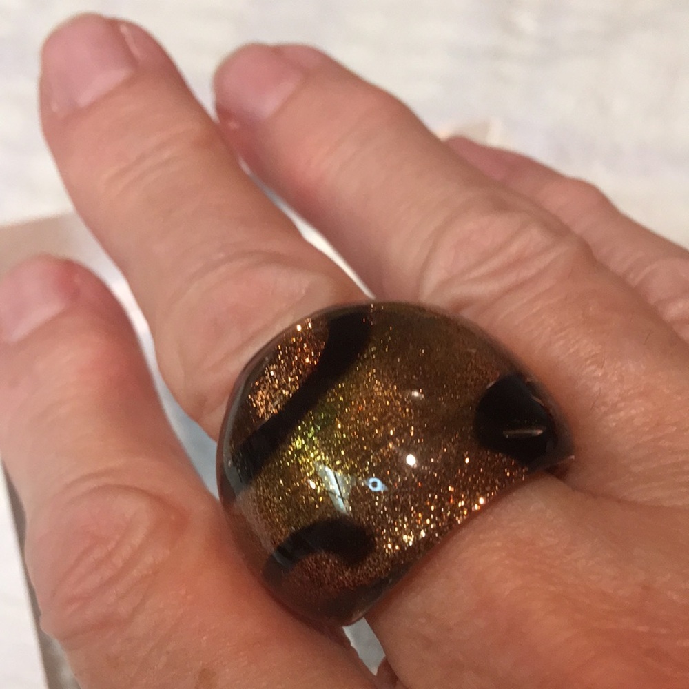 Elegant Gold and Black Women's Ring